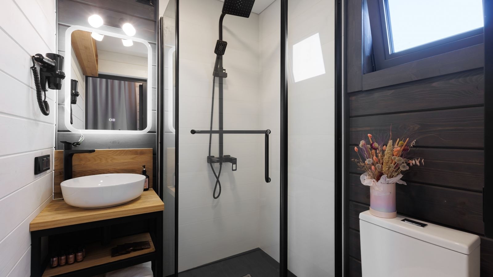 rooms-экодом-с-больshой-террасой-с-двумя-раздельными-кроватями-или-двуспальной-кроватью
