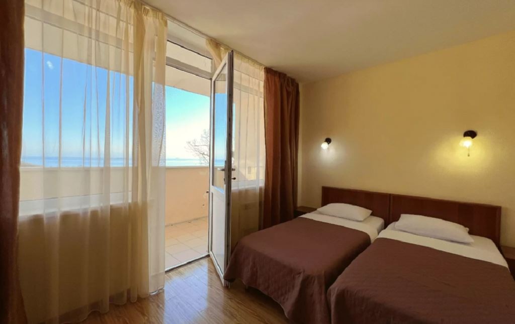 rooms-комфортдвухместныйпервая-категория-стандарт-однокомнатный-с-балконом-и-видом-на-море-общая-площадь-22-квм