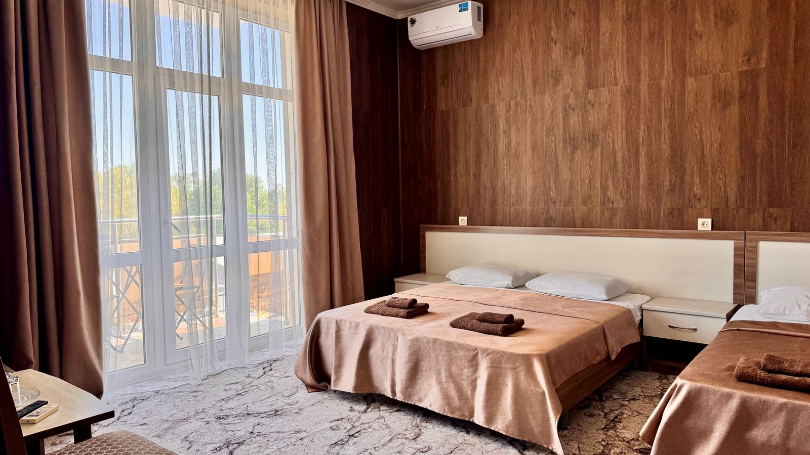 rooms-трехместный-номер-стандарт-плюс-с-балконом-общая-площадь--25-квм