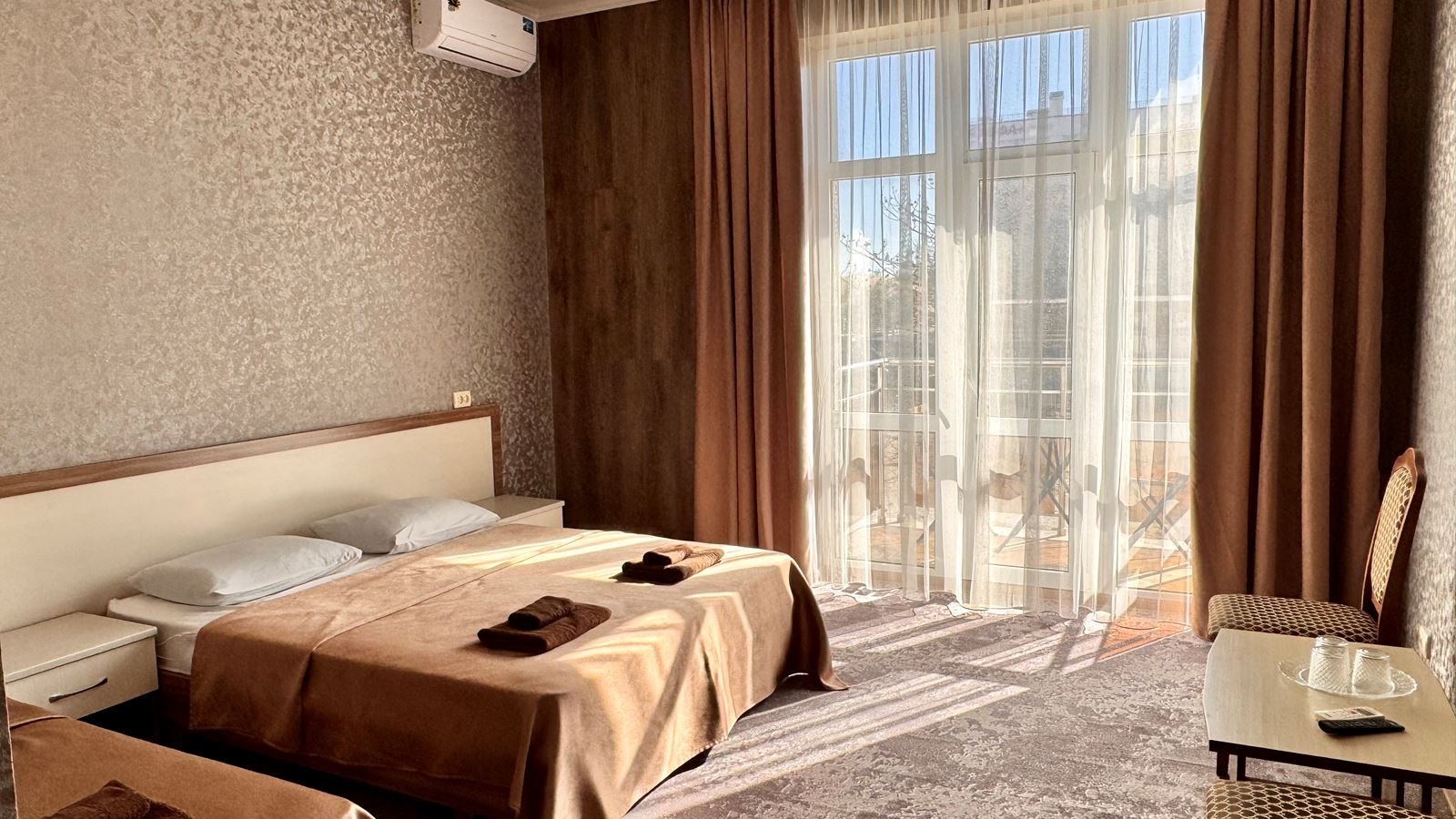rooms-трехместный-номер-стандарт-плюс-с-балконом-общая-площадь--25-квм