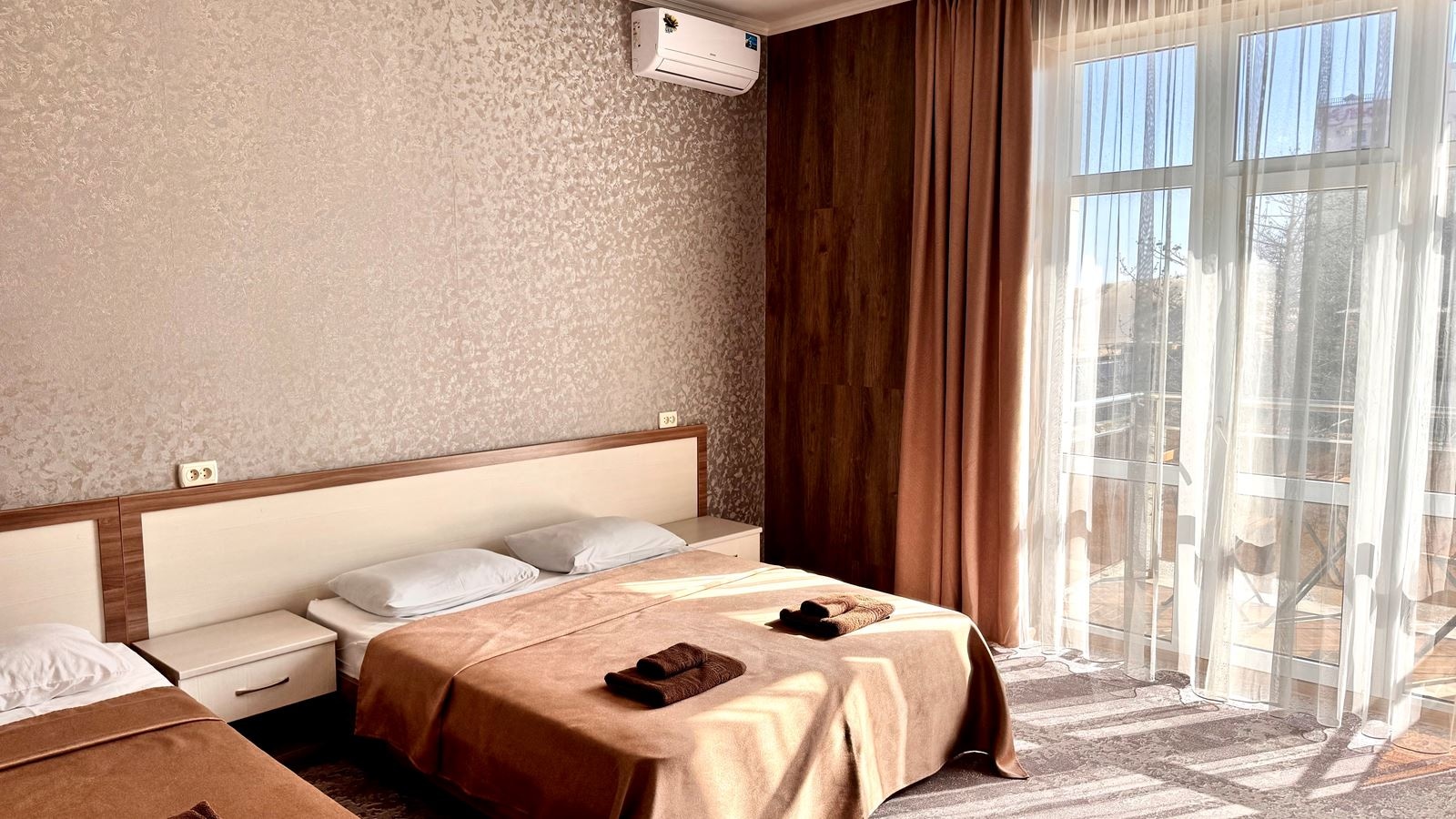 rooms-трёхместный-номер-стандарт-с-балконом-общая-площадь--25-квм
