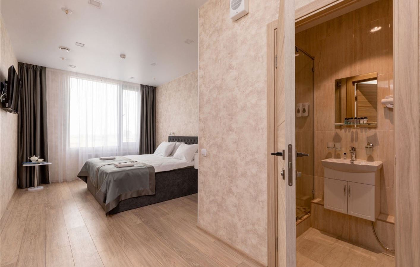 rooms-номер-стандарт-с-двумя-односпальнымис-одной-двуспальной