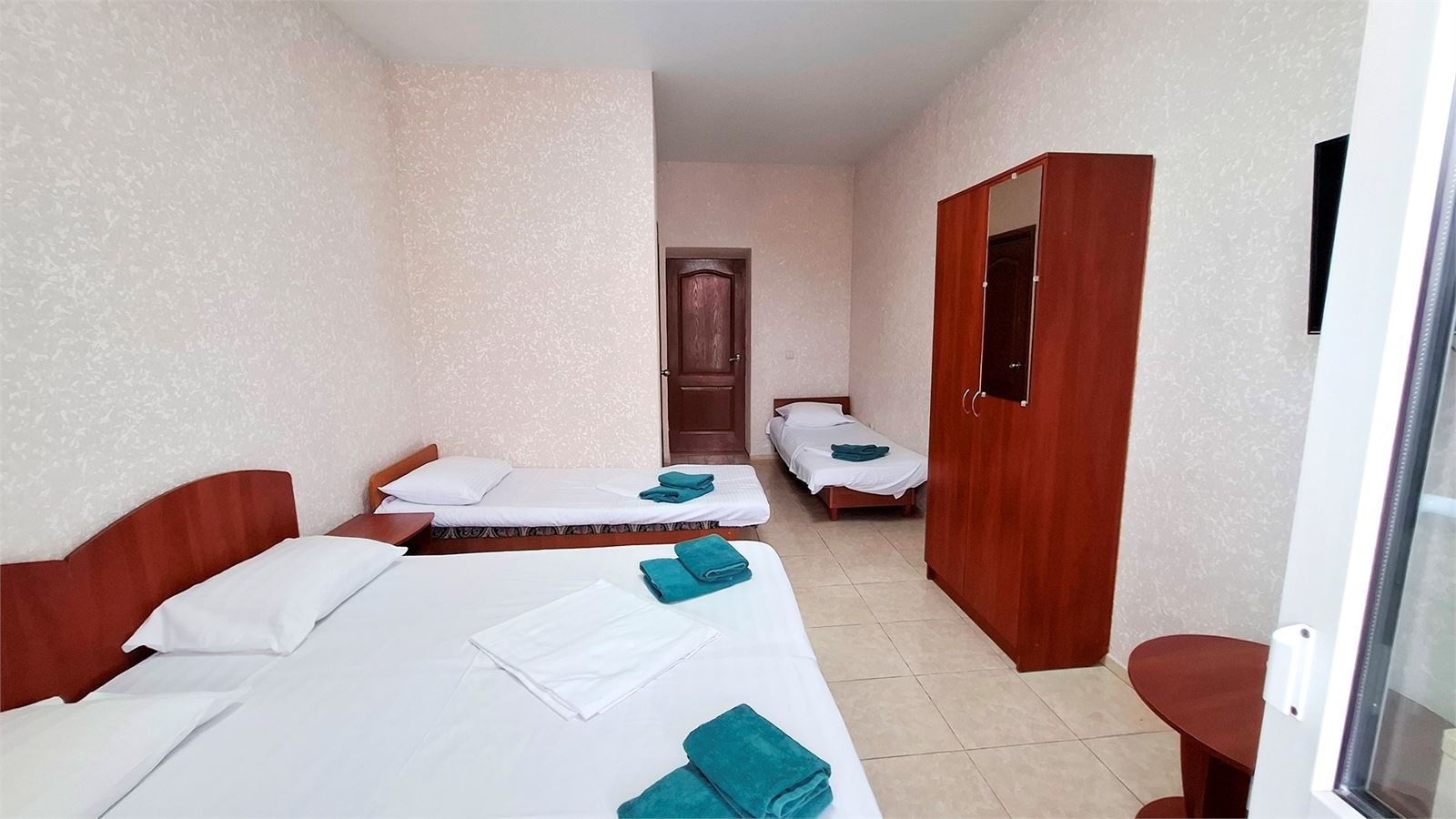 rooms-четырехместный-комфорт-с-балконом