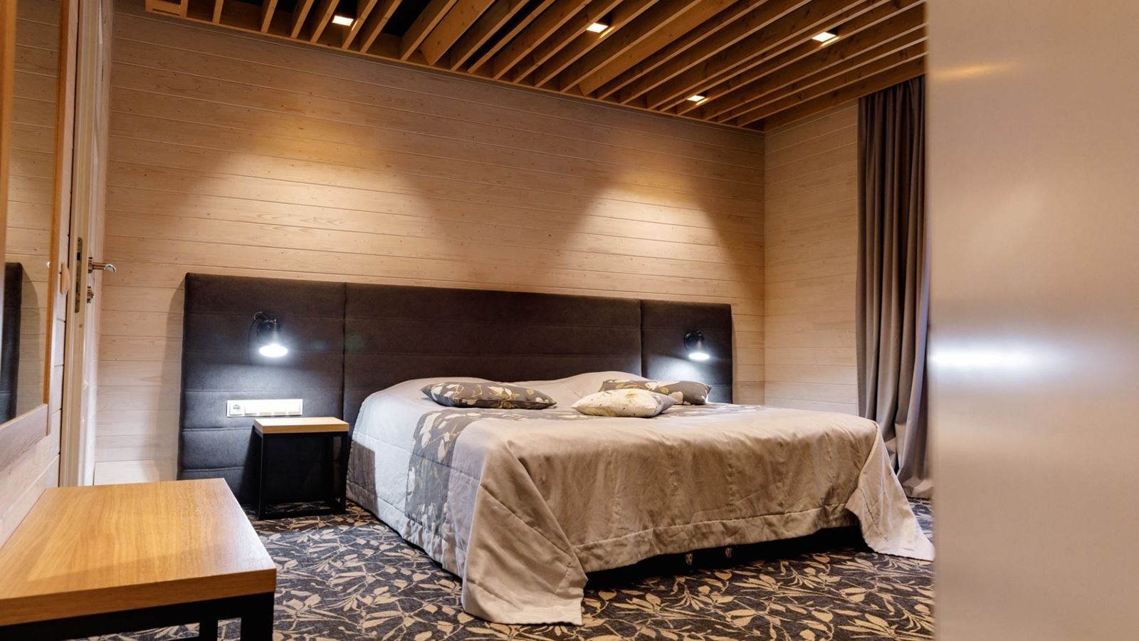 rooms-сімейний-люкс-з-каміном