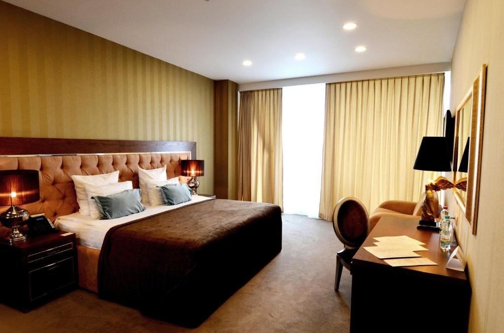 rooms-делюкс-с-видом-на-море--и-балконом