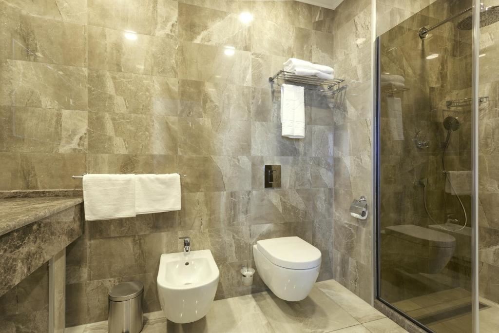 rooms-делюкс-с-видом-на-море--и-балконом