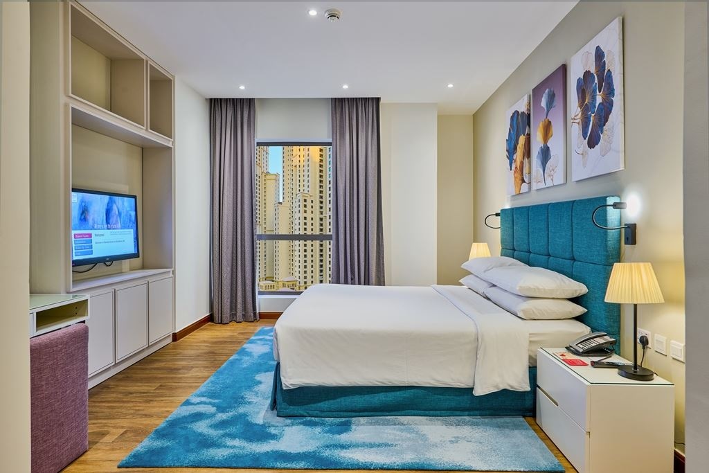 rooms-1bedroom-king-suite-with-balcony-city-view