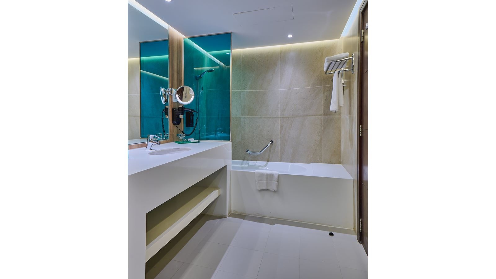 rooms-1bedroom-king-suite-with-balcony-city-view