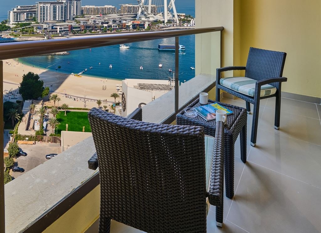 rooms-1bedroom-king-suite-with-balcony-partial-sea-view