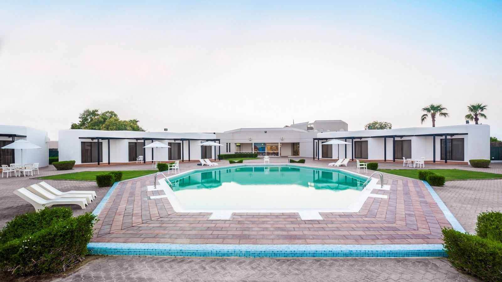 rooms-deluxe-studio-pool-view