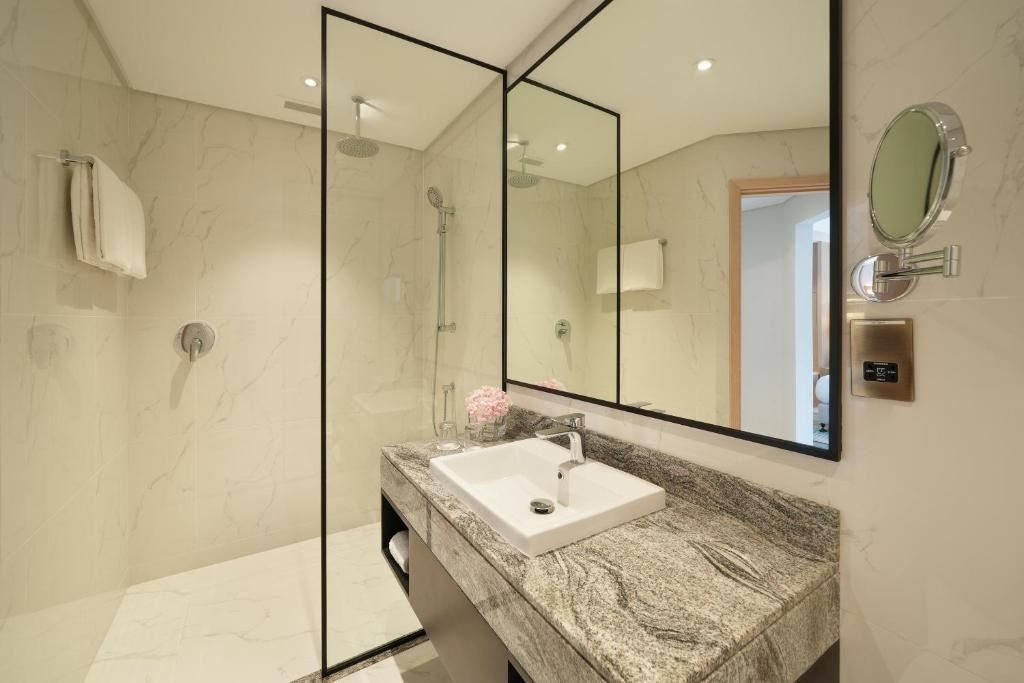 rooms-guest-room-with-balcony--king-bed