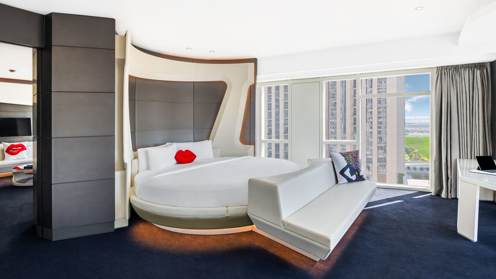 rooms-round-bed-v-suite