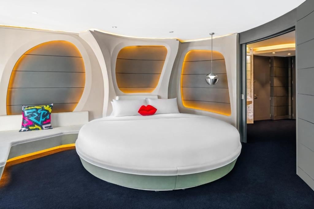 rooms-round-bed-vantage-suite