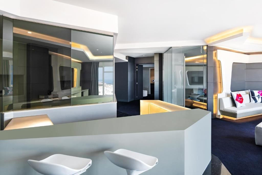 rooms-king-vibrant-suite