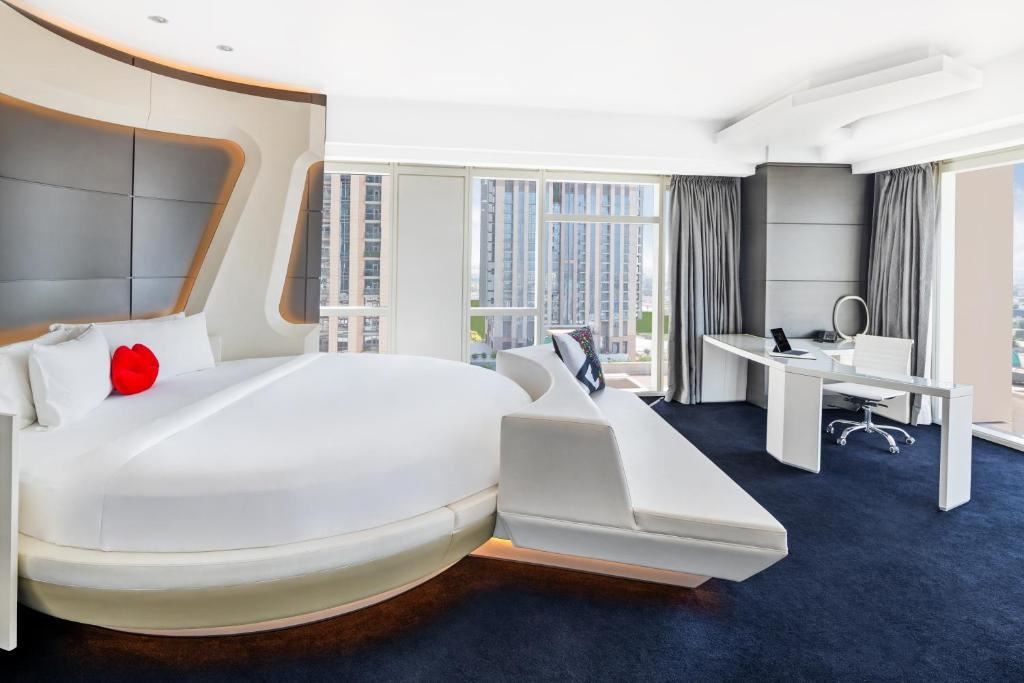 rooms-round-bed-v-suite