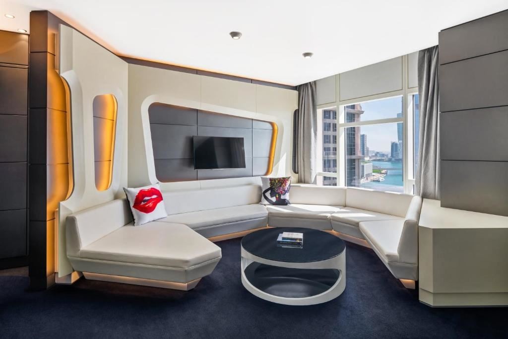 rooms-round-bed-v-suite