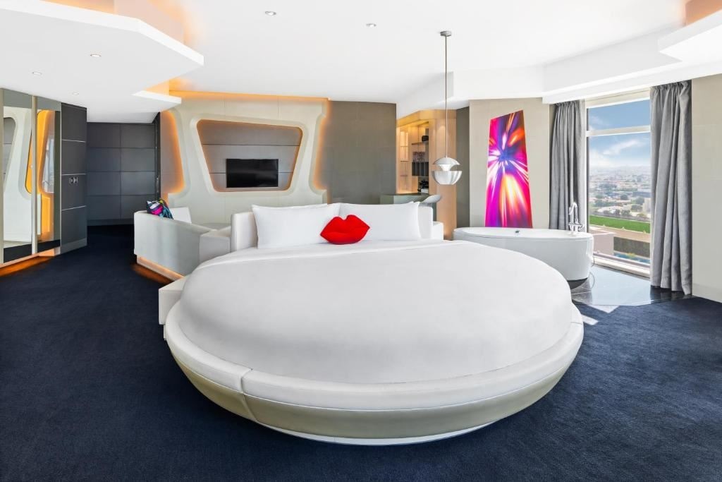 rooms-round-bed-valor-suite
