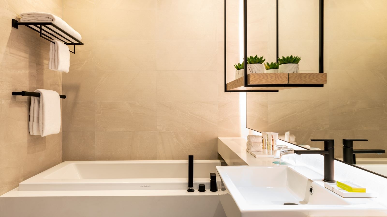 rooms-royal-club-tower-room-sea-view