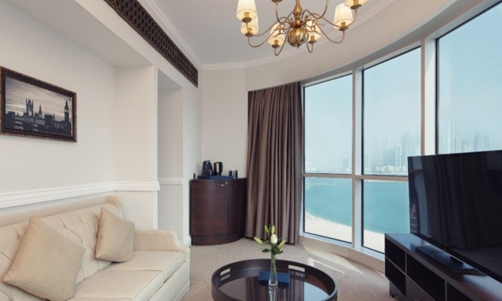 rooms-deluxe-suite-city-view-or-partial-sea-view