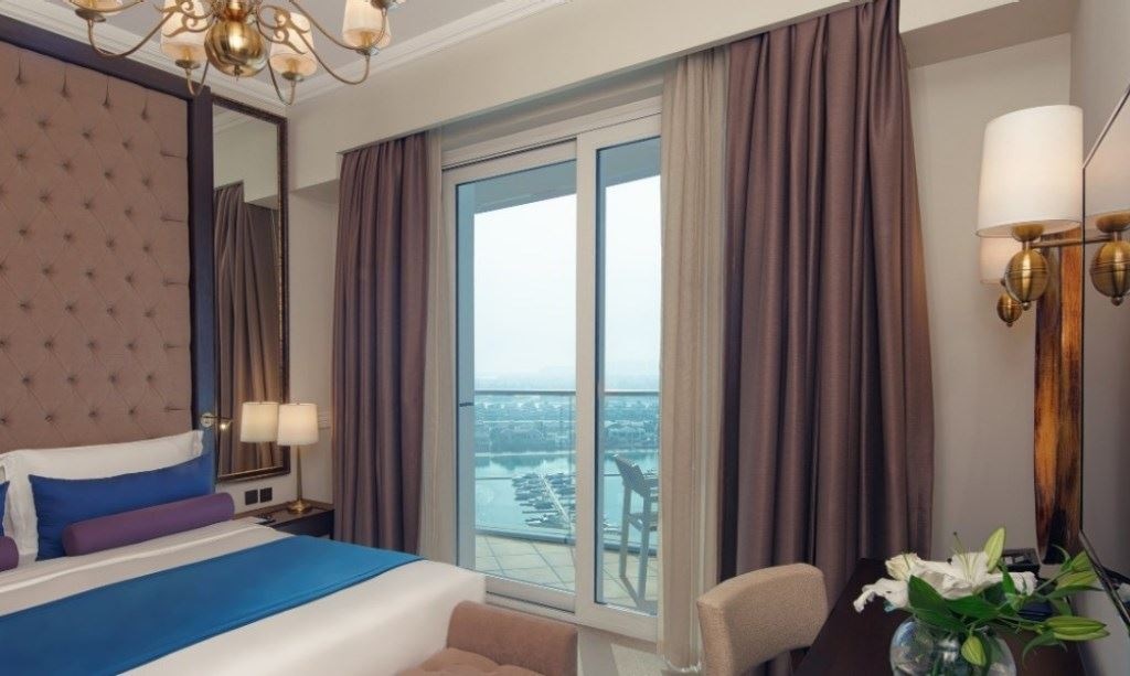 rooms-deluxe-suite-city-view-or-partial-sea-view