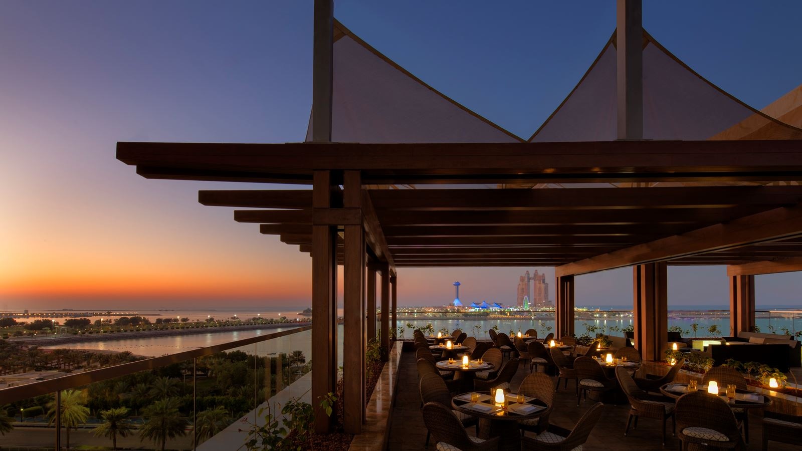 restaurants-azura-panoramic-lounge