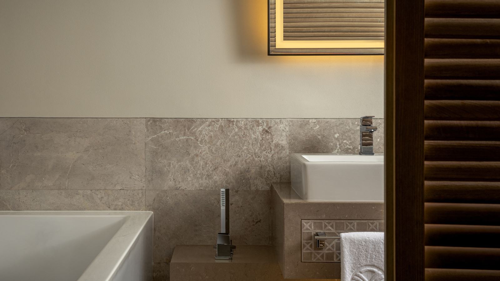 rooms-sea-view-room-with-lounge-access-and-balcony