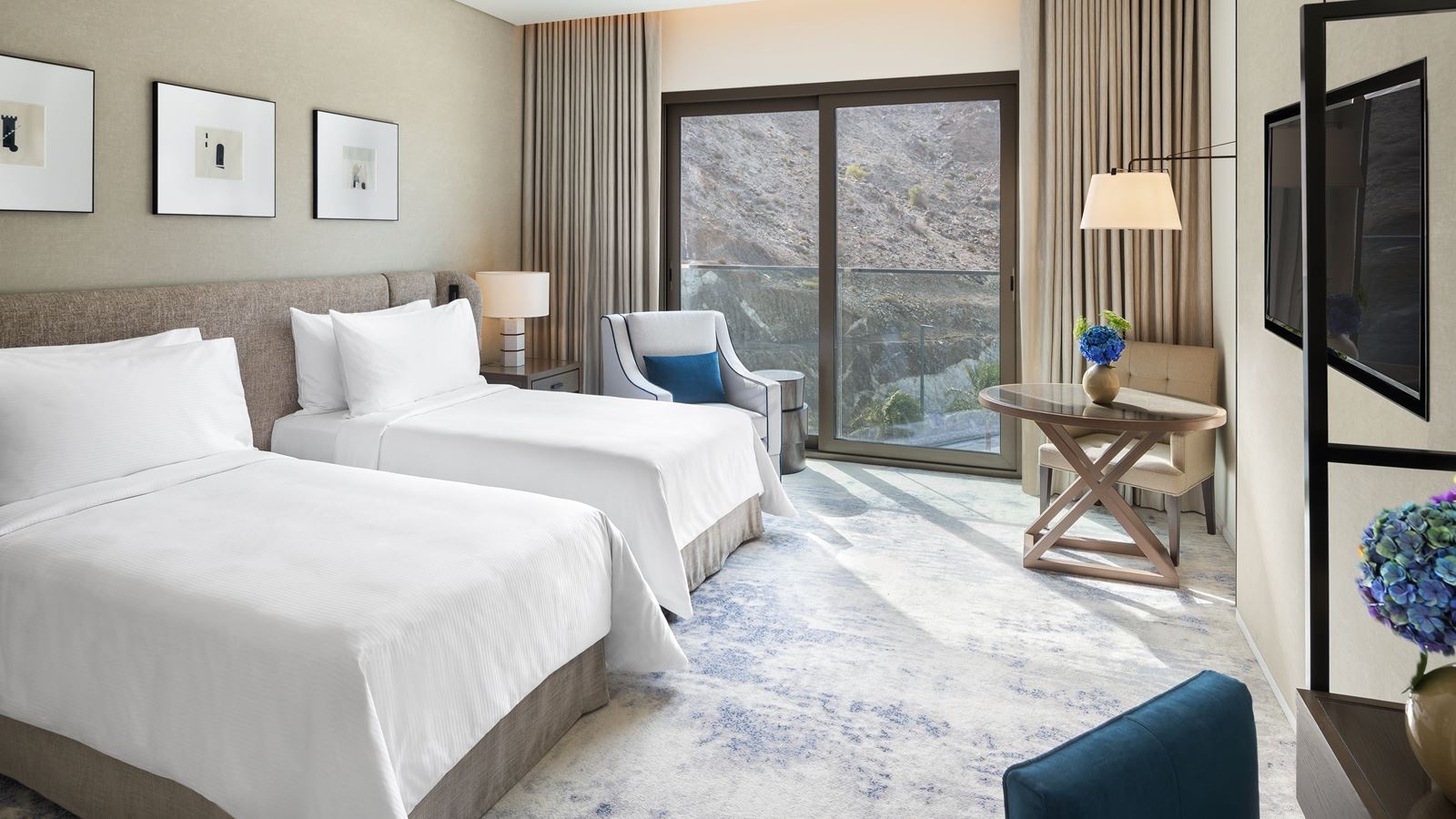 rooms-deluxe-room-mountain-view