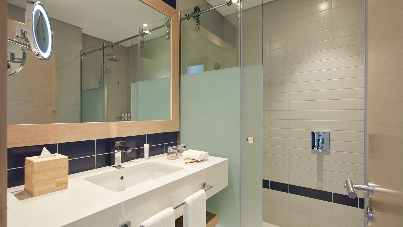 rooms-deluxe-room-partial-sea-view