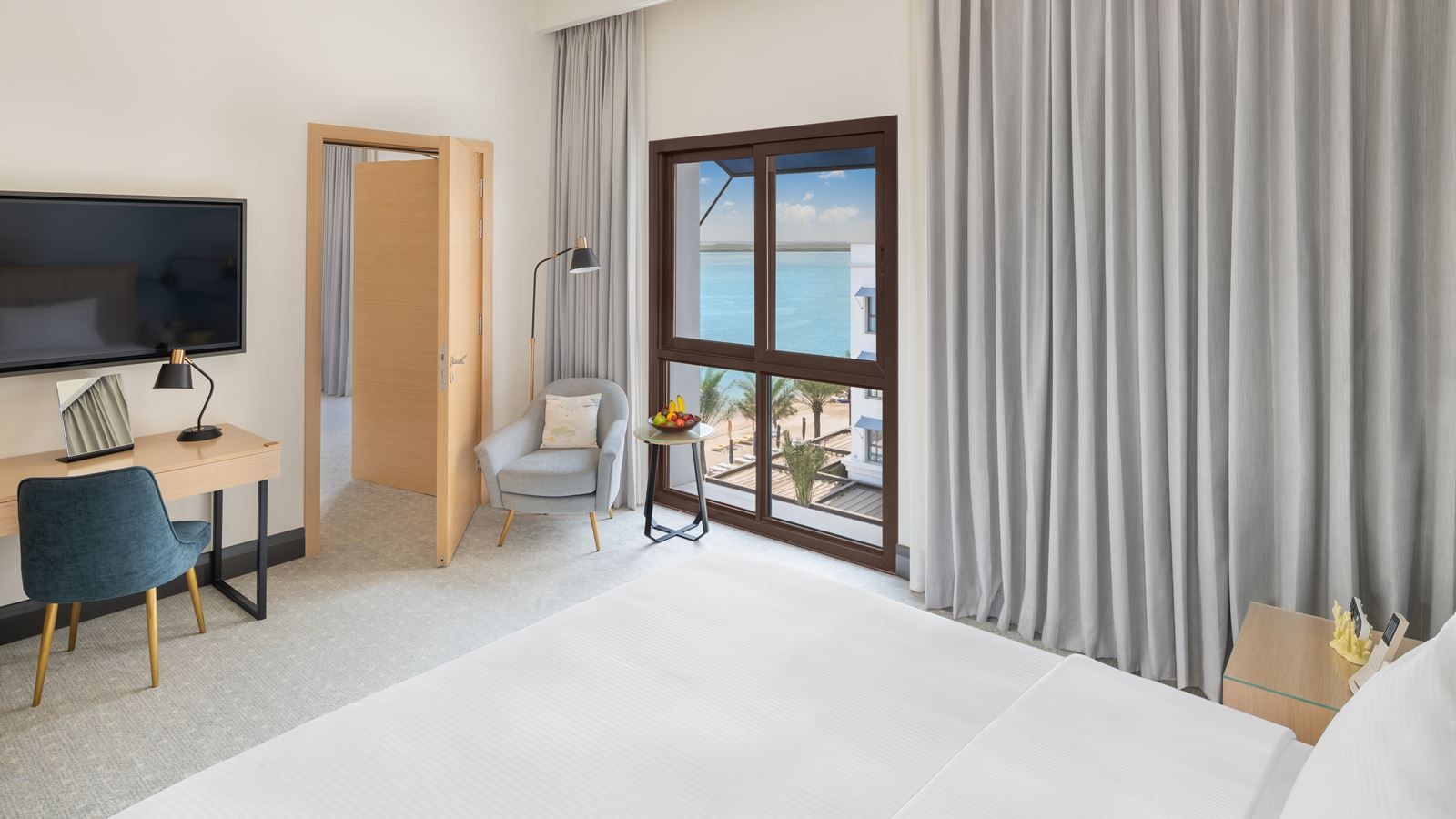 rooms-deluxe-room-partial-sea-view