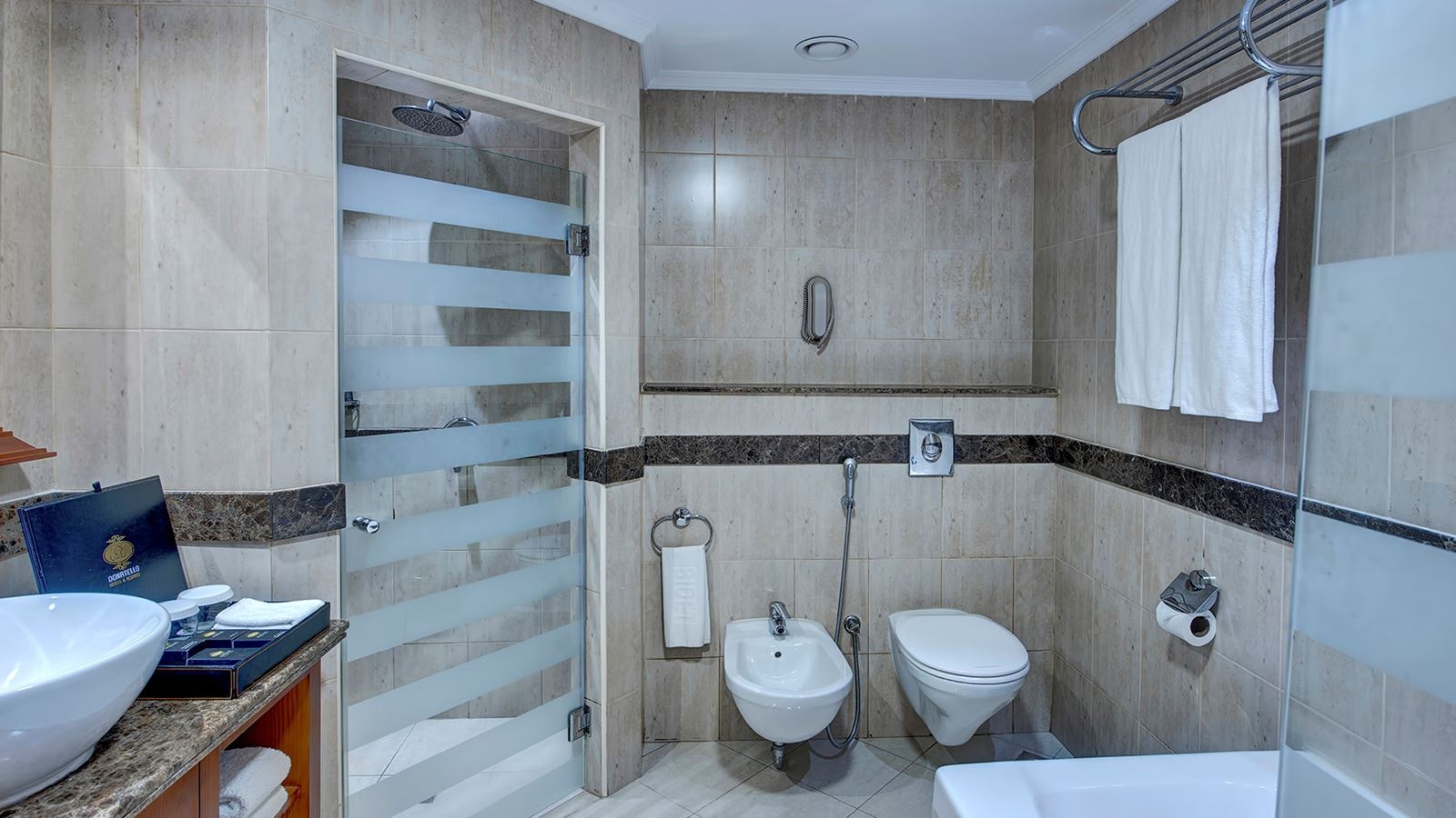 rooms-deluxe-room-king-twin