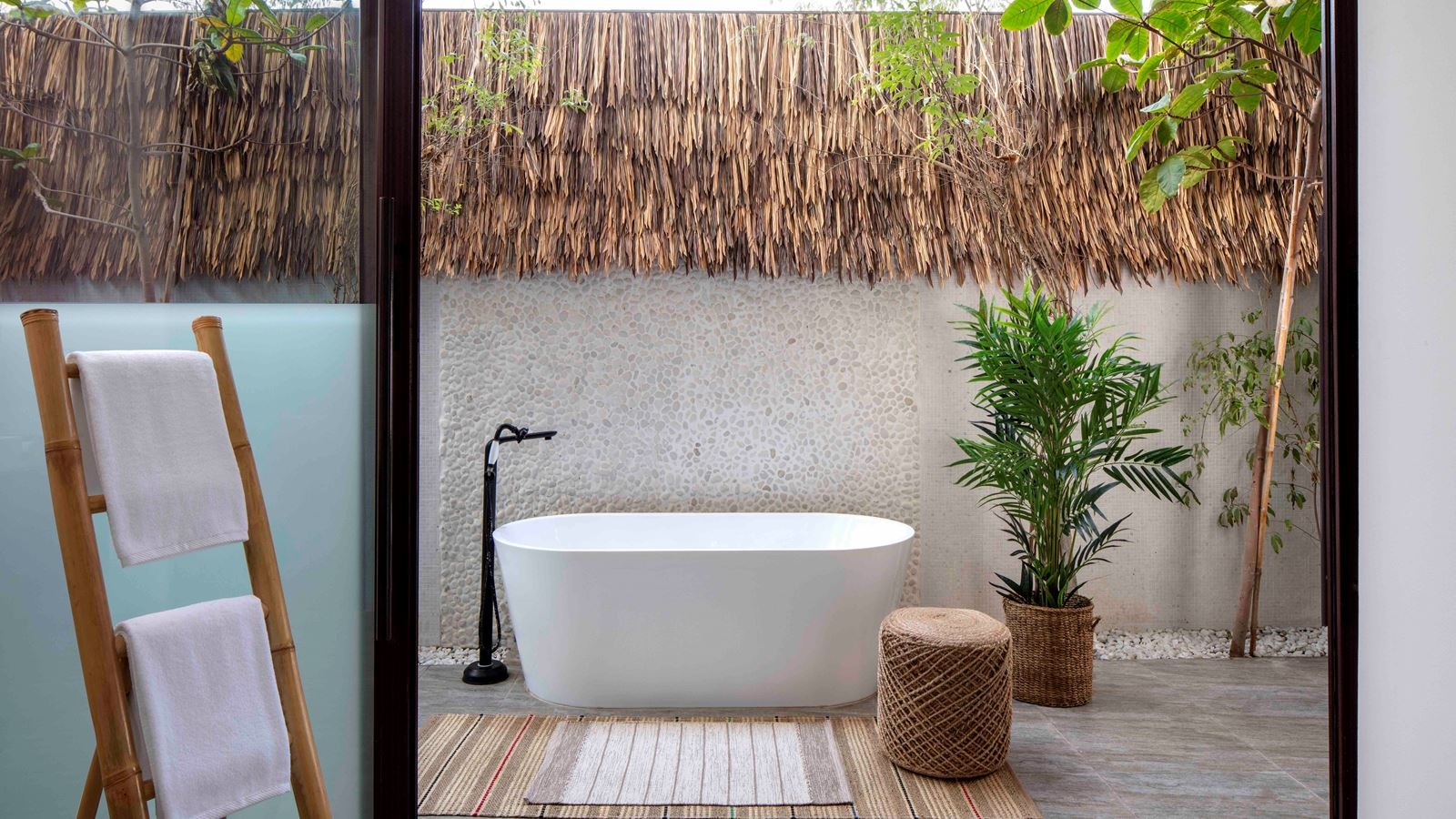 rooms-junior-beach--pool-suite