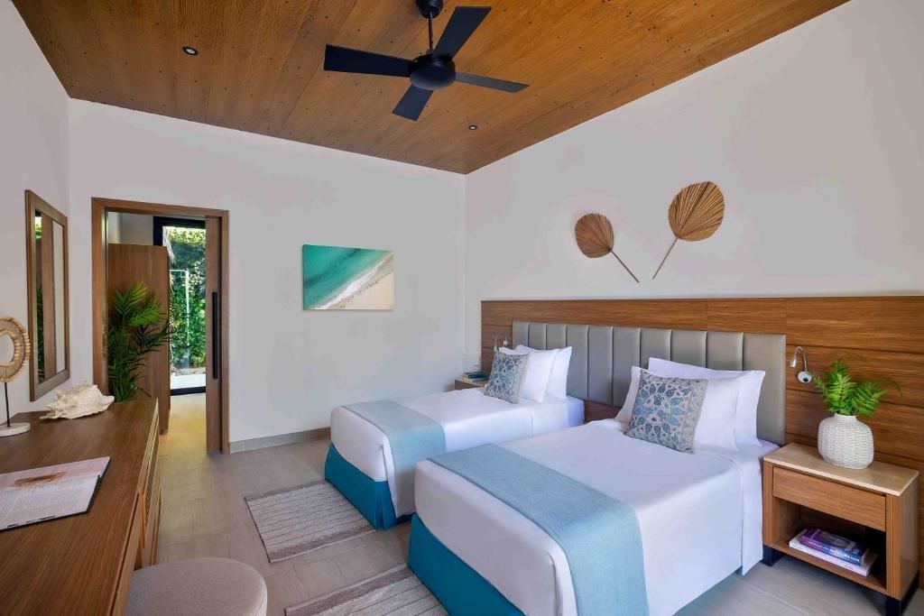 rooms-beach-pool-room