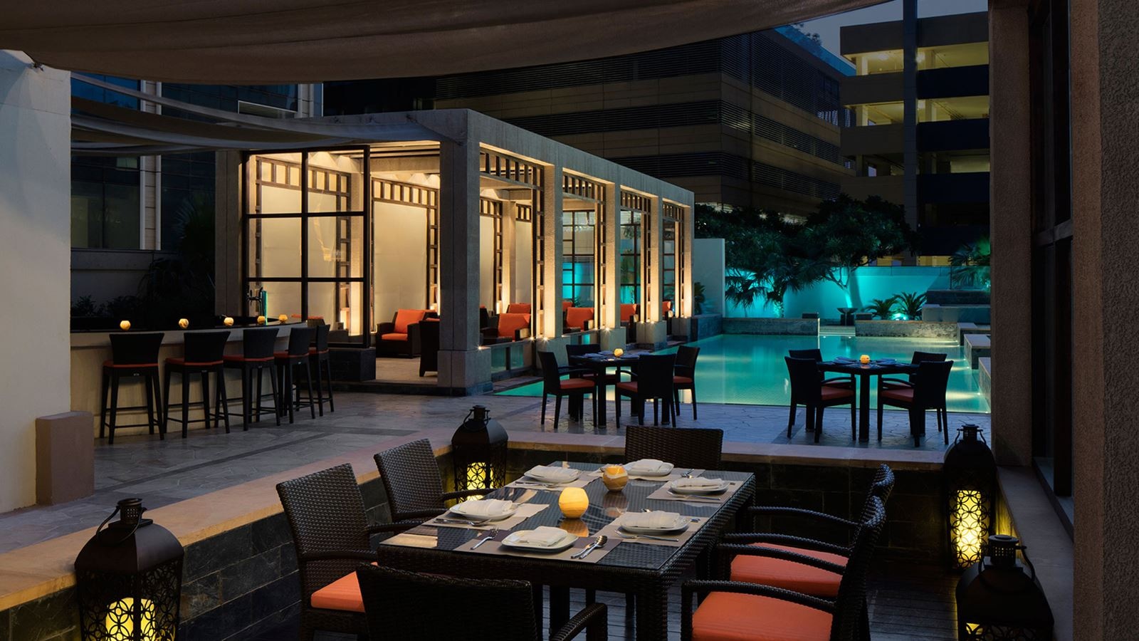 restaurants-glow-pool-lounge