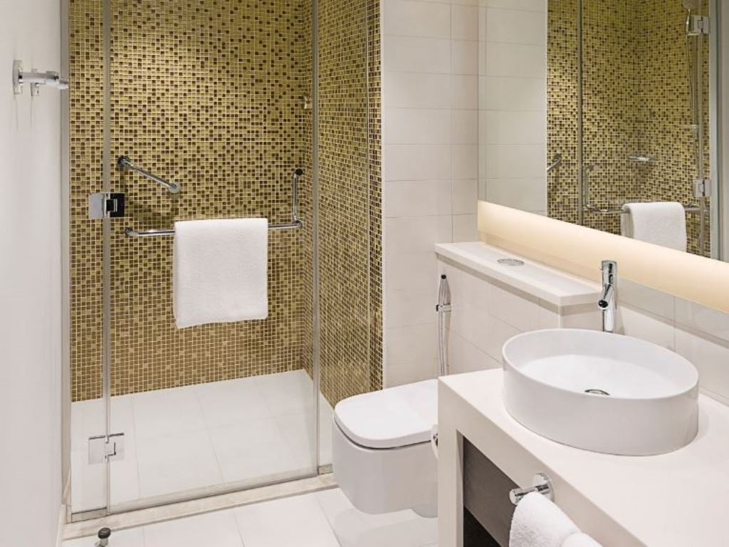 rooms-pool-view-room-king--twin