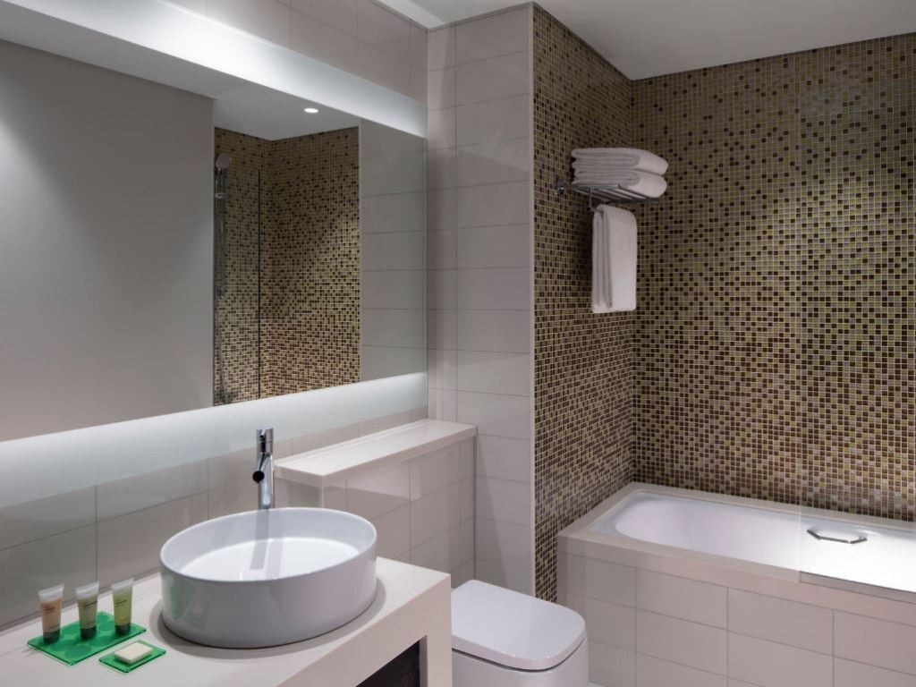 rooms-pool-view-room-king--twin