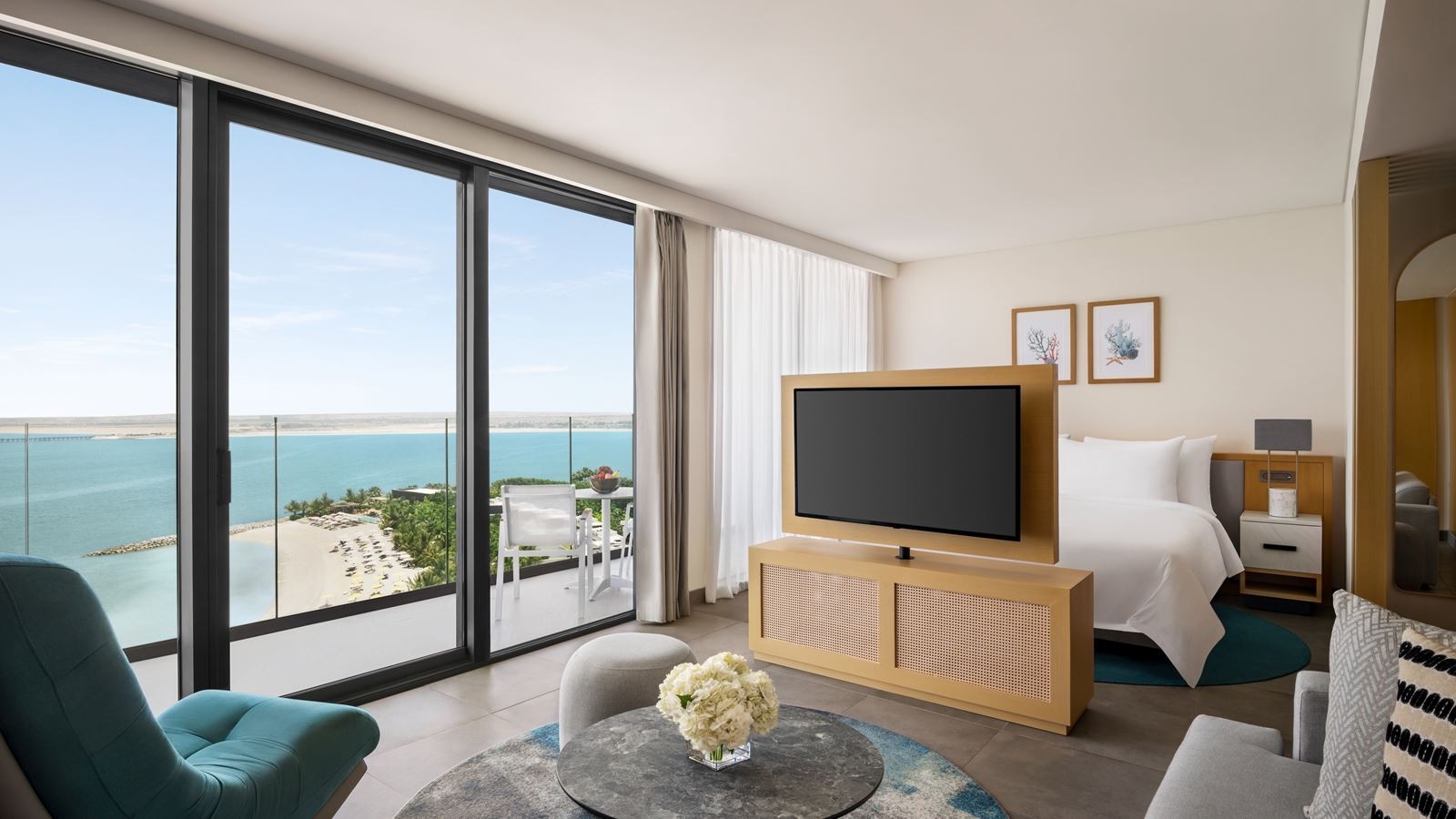 rooms-corner-suite-beach--pool-view