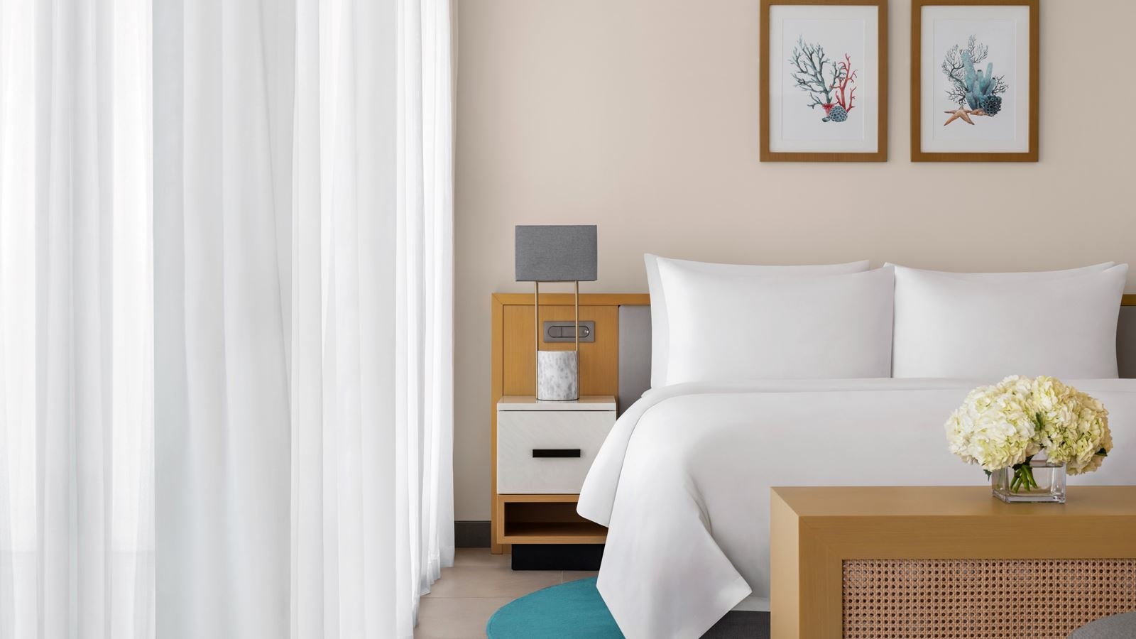 rooms-corner-suite-beach--pool-view