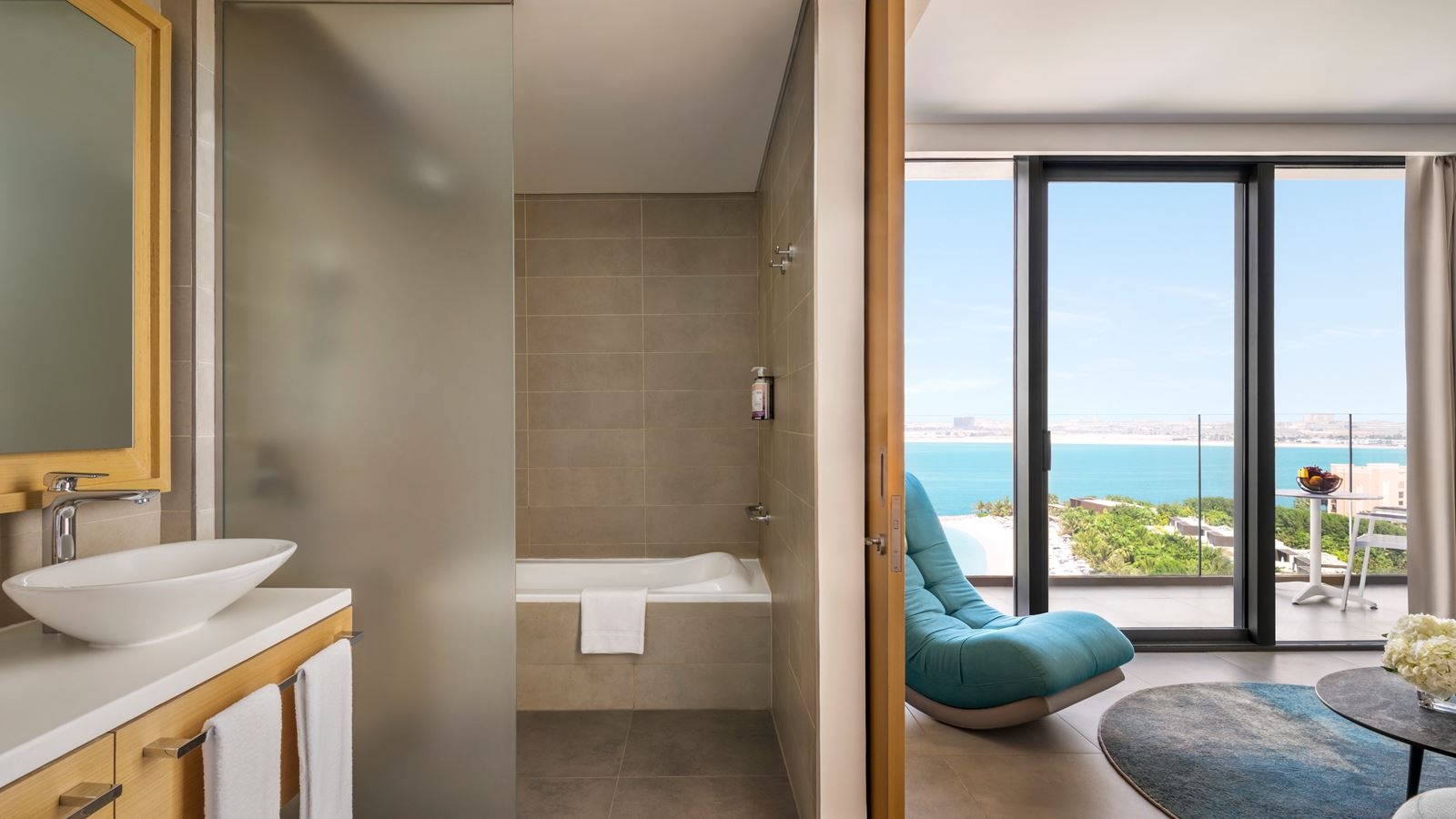 rooms-corner-suite-beach--pool-view