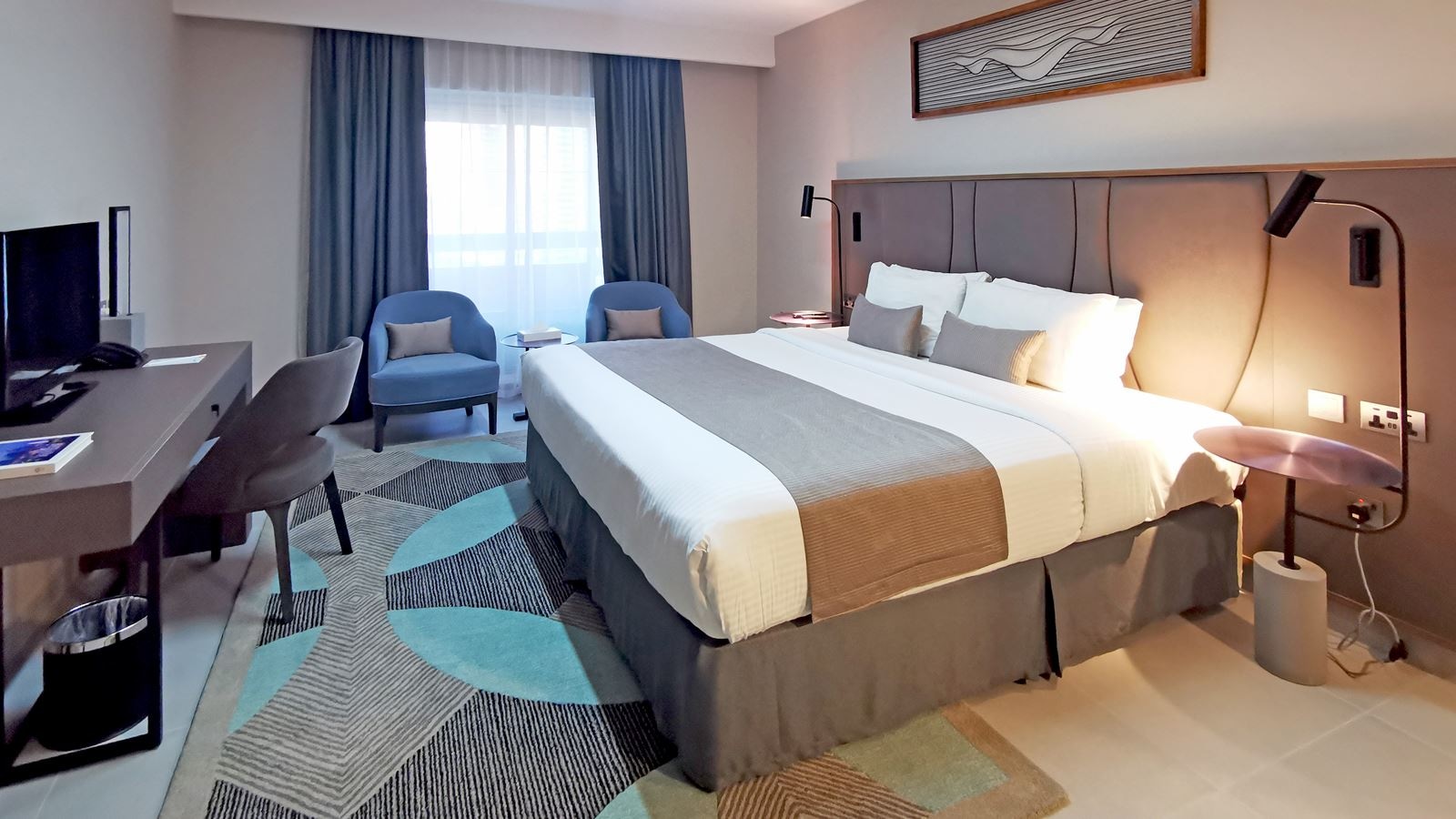 rooms-executive-suite-wbalcony-pool-view