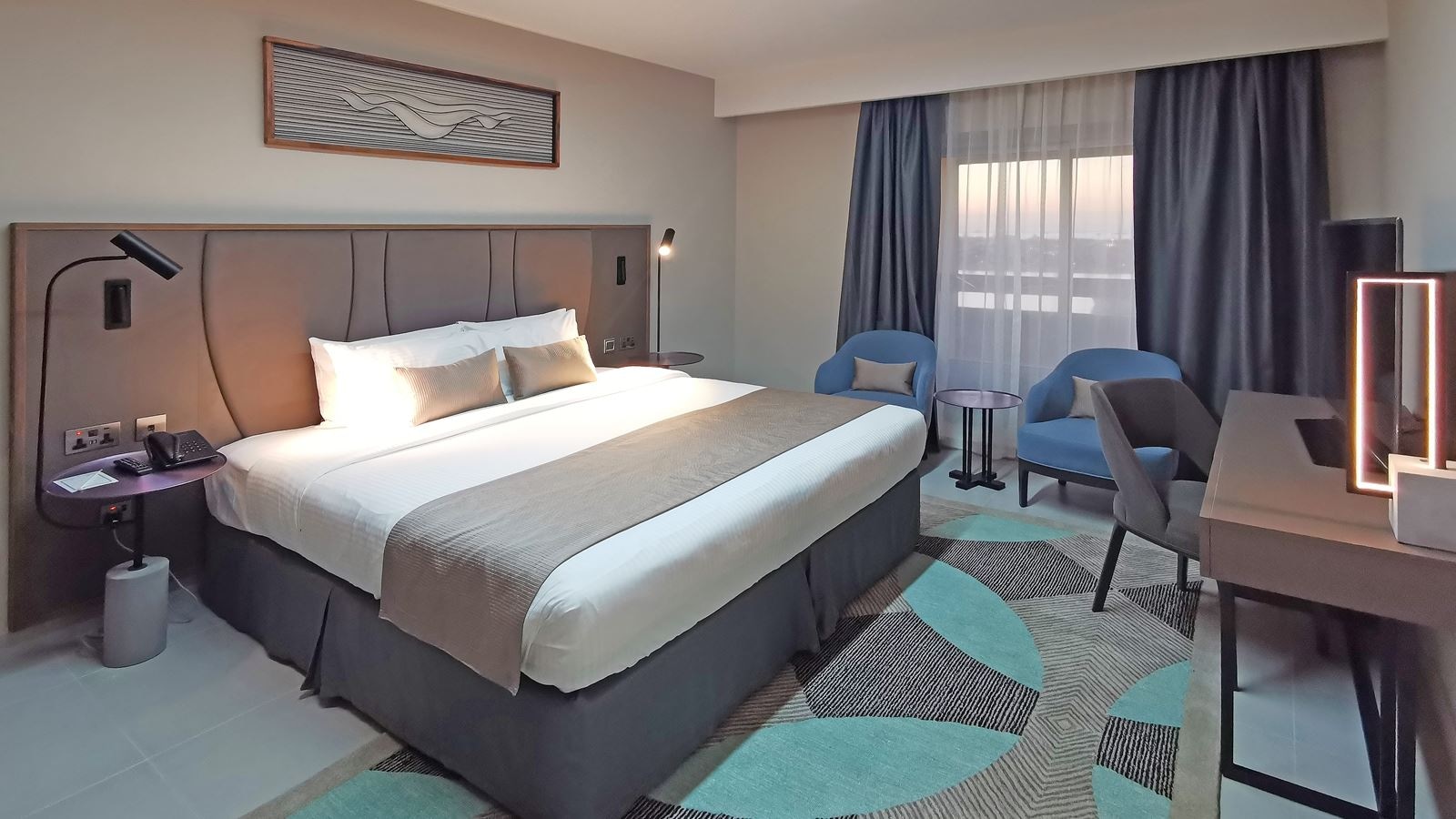 rooms-executive-suite-wbalcony-pool-view