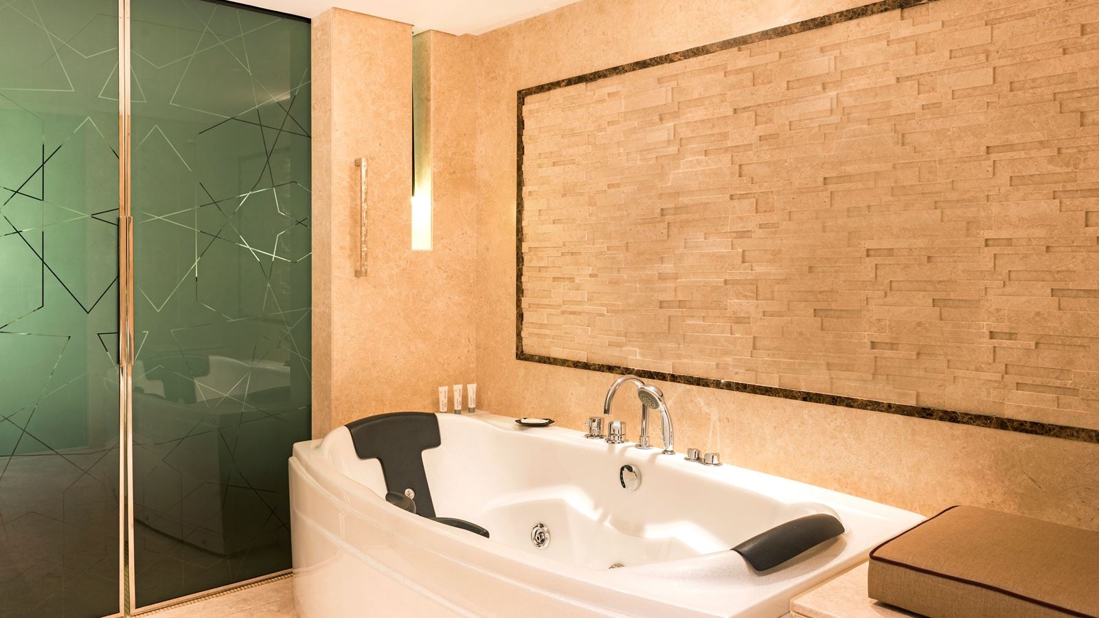 rooms-le-royal-club-room