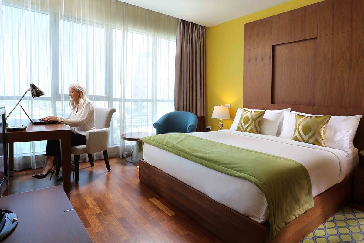 rooms-one-bedroom-suite-burj-khalifa-and--fountain-view