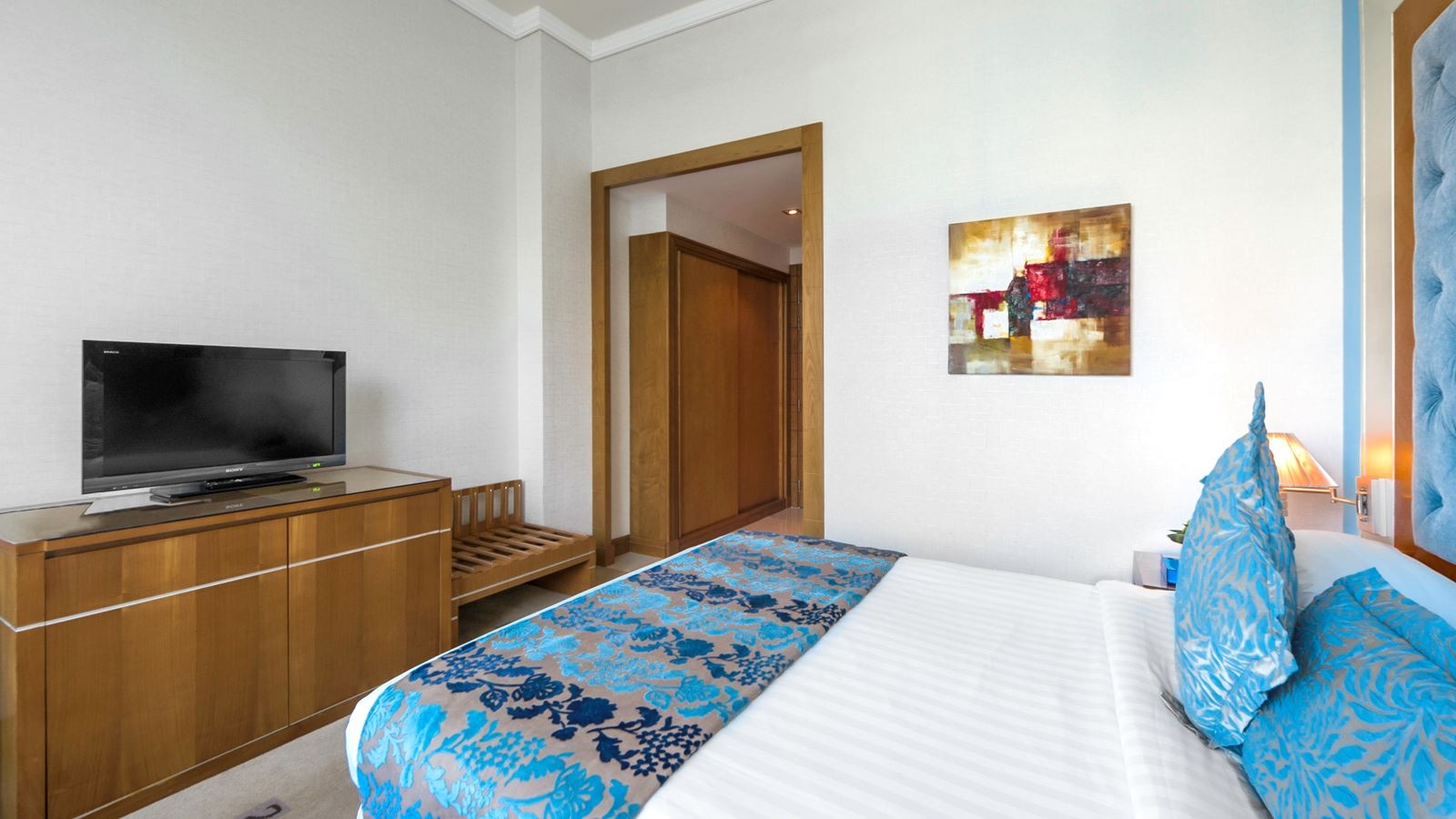 rooms-deluxe-room-city-view