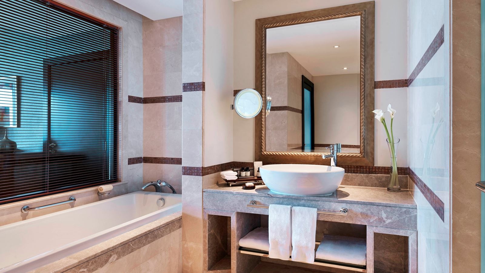 rooms-fairmont-gold-deluxe-palm-sea-view-suite-lounge-access