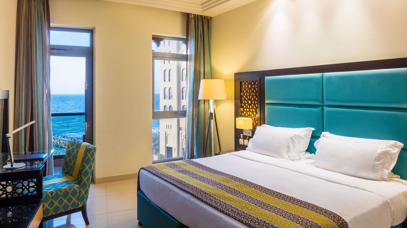 rooms-deluxe-sea-viewking-beds