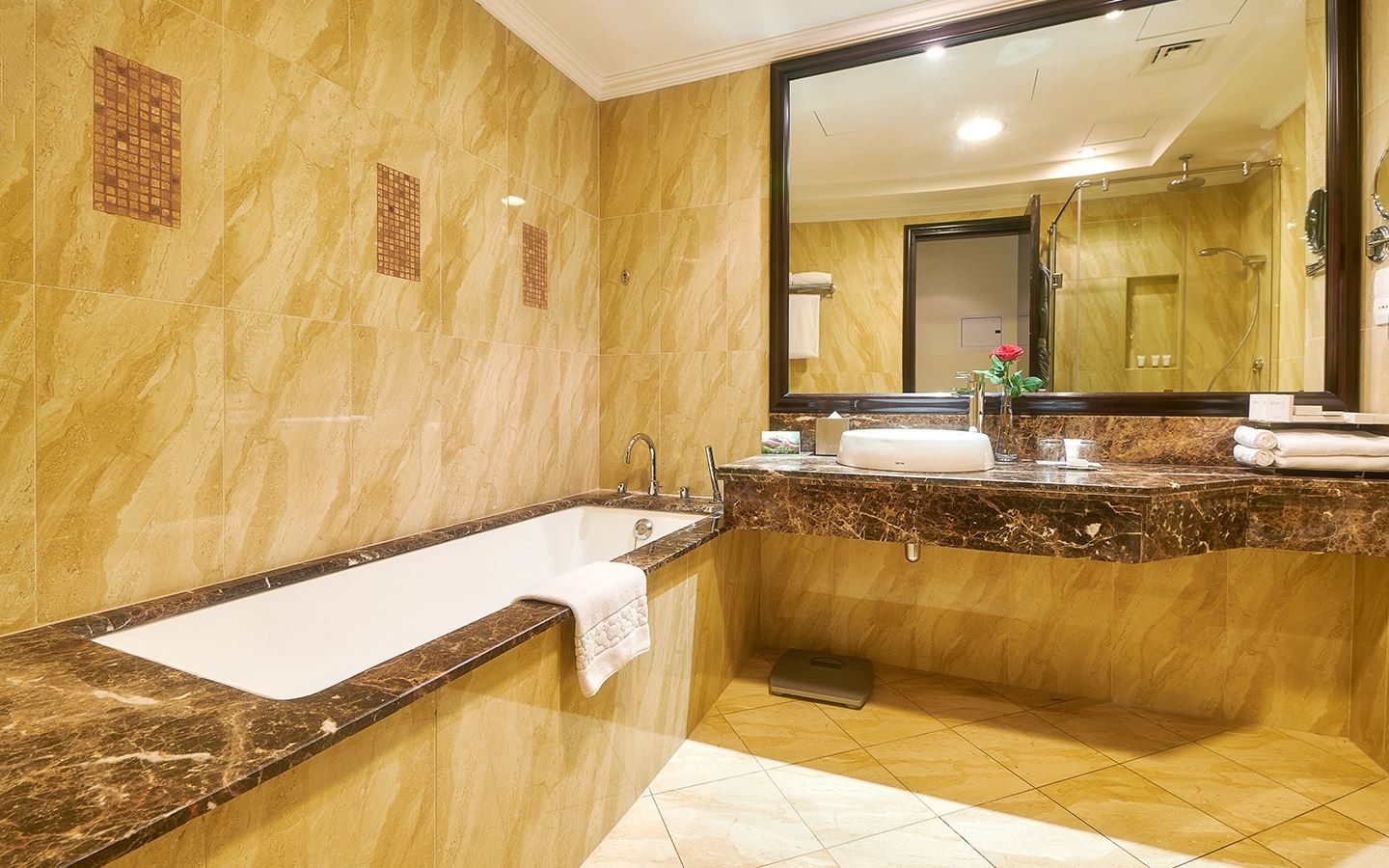 rooms-deluxe-sea-viewking-beds