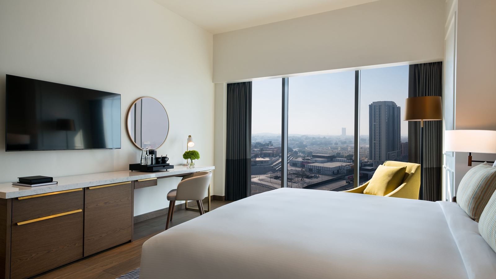 rooms-spacious-room--king-bed