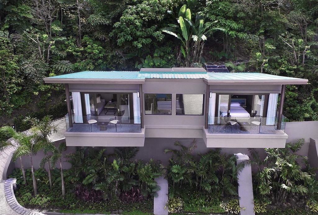 rooms-king-bed-hilltop-ocean-view-suite