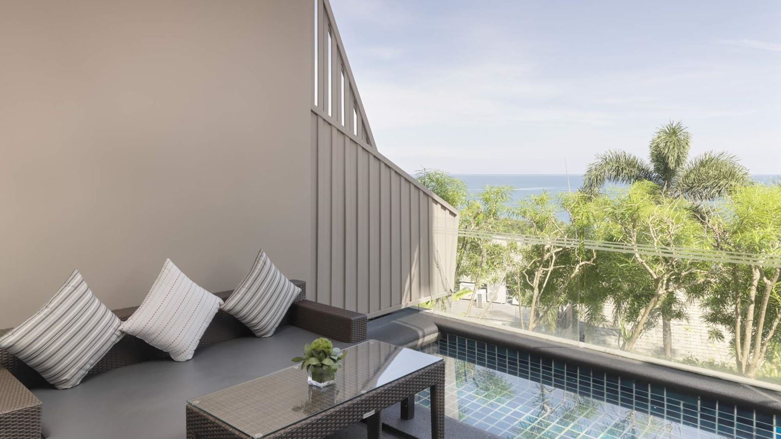 rooms-king-bed-with-plunge-pool