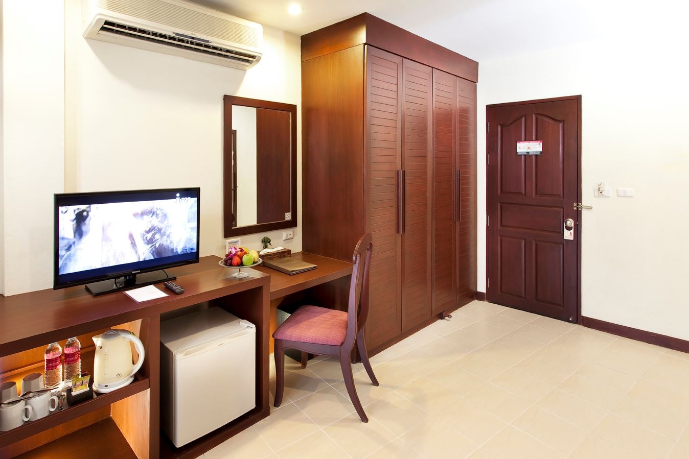 rooms-deluxe-pool-view